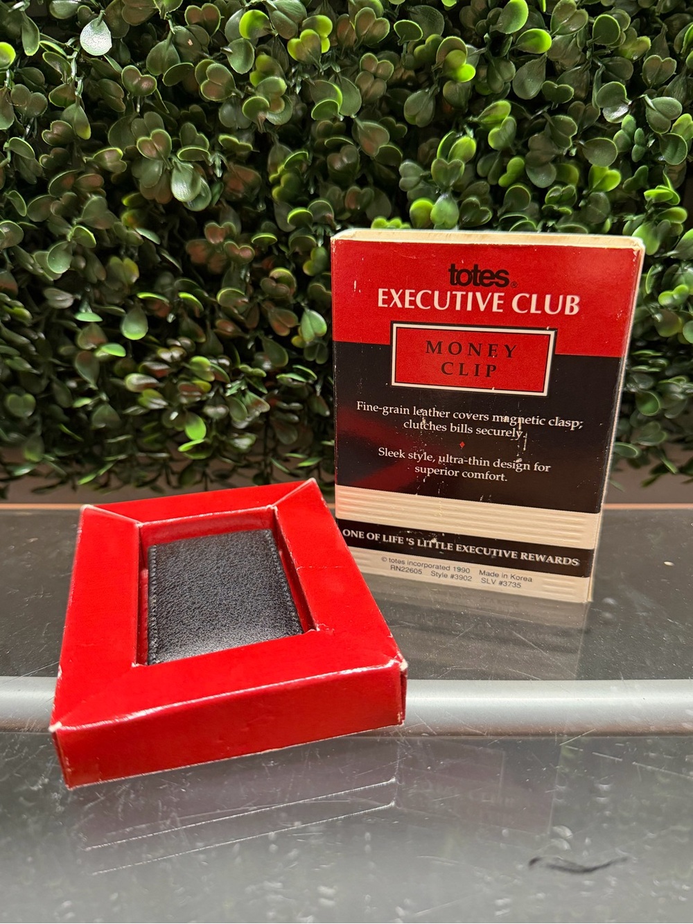 totes Executive Club Black Money Clip with Red Display Box